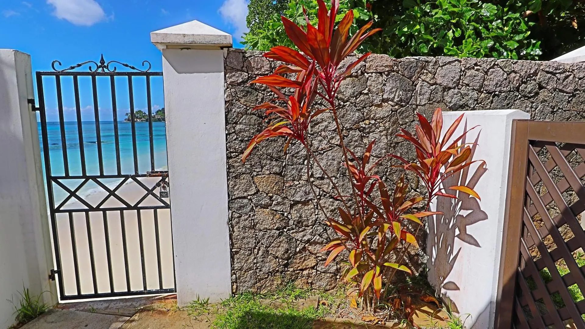 Beach View Villa Victoria